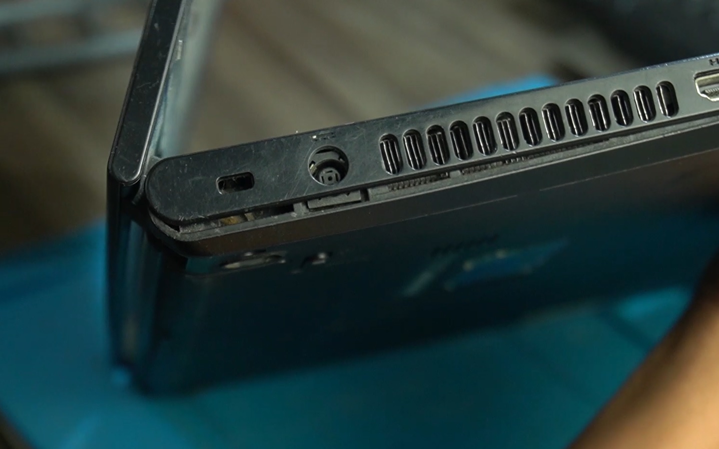 [DIY] Sửa chữa laptop Dell Inspiron 15-3000 Series (3542) bị gãy bản lề đơn giản tại nhà