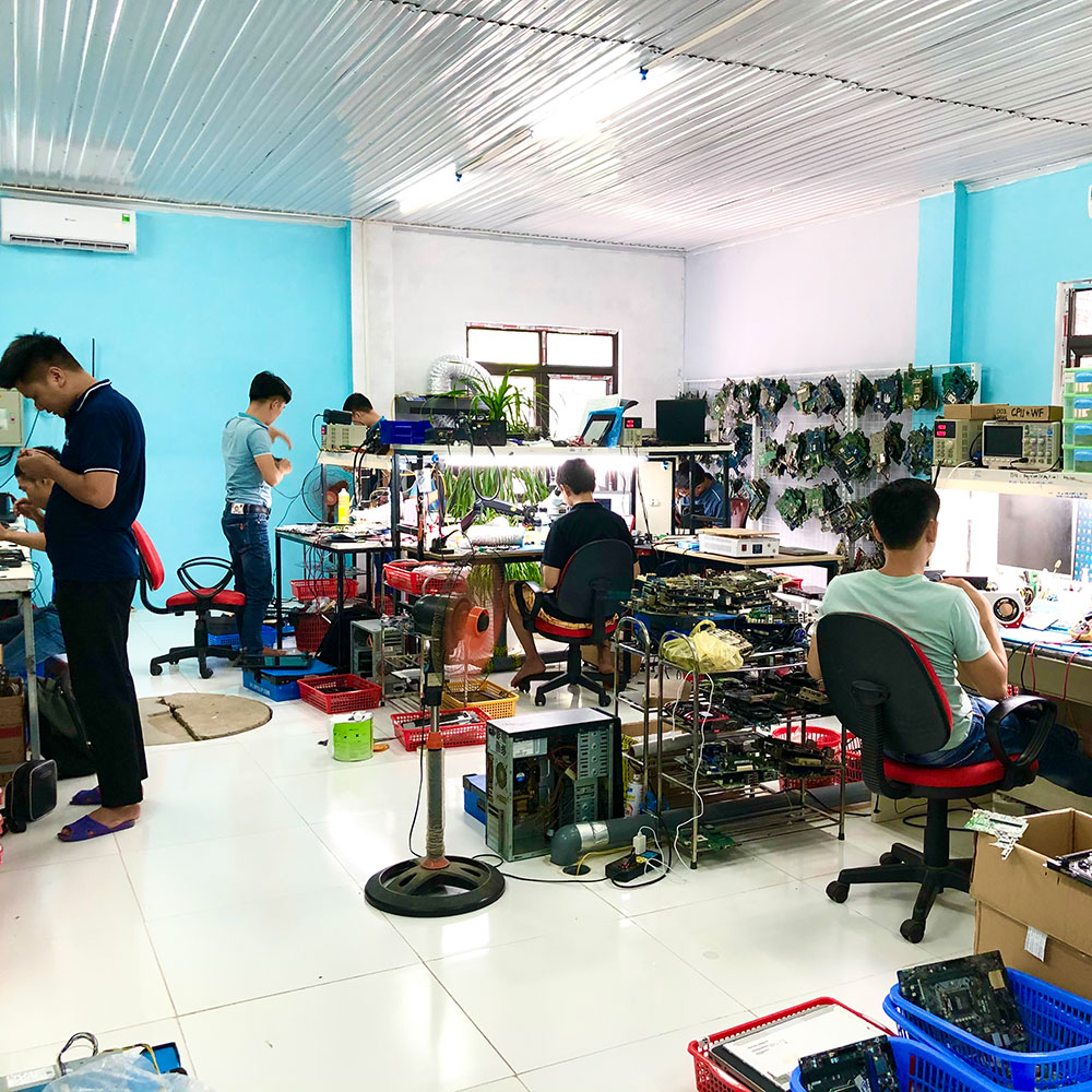 Học viên thực hành sửa chữa laptop tại hnstore.com.vn