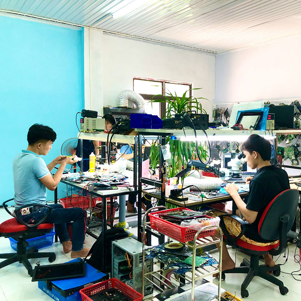 Học viên thực hành sửa chữa laptop tại hnstore.com.vn